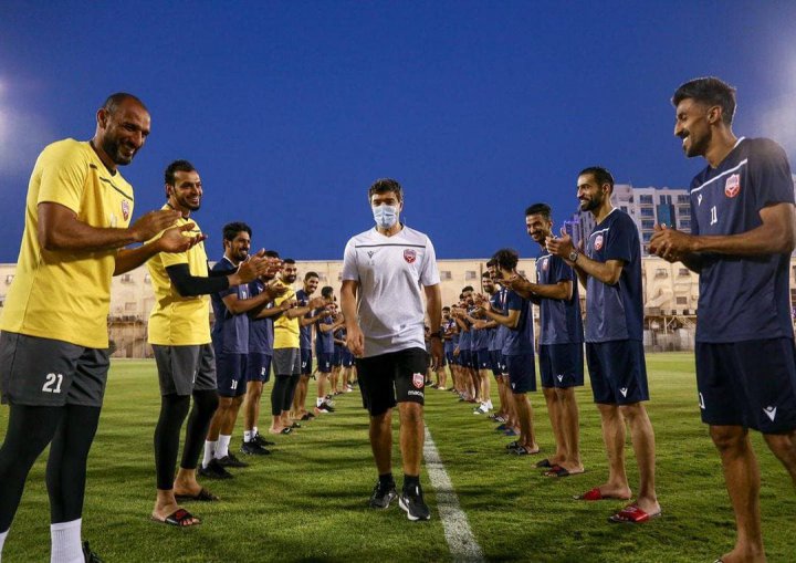 تمدید قرارداد مربی بحرین با کیکی بزرگ (عکس)