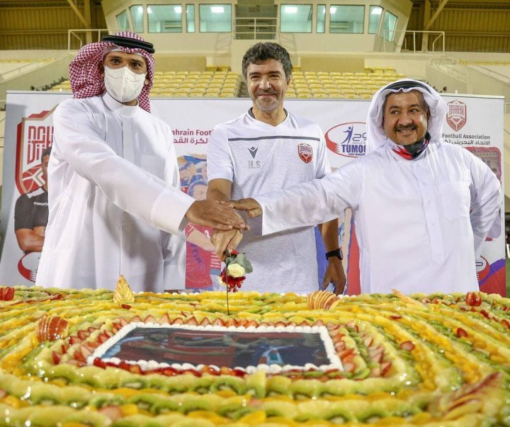 تمدید قرارداد مربی بحرین با کیکی بزرگ (عکس)