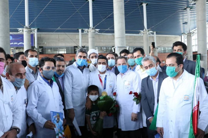 فروغی با لباس کادر درمان به ایران بازگشت (عکس)