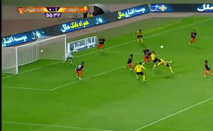 آقای پاس گل با قیچی برگردان شروع کرد (عکس)