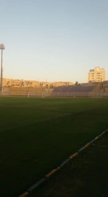 چمن ورزشگاه مسجدسلیمان در دست ترمیم(عکس)