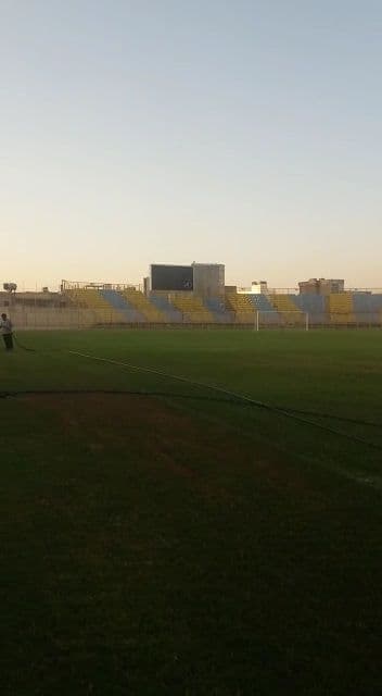 چمن ورزشگاه مسجدسلیمان در دست ترمیم(عکس)