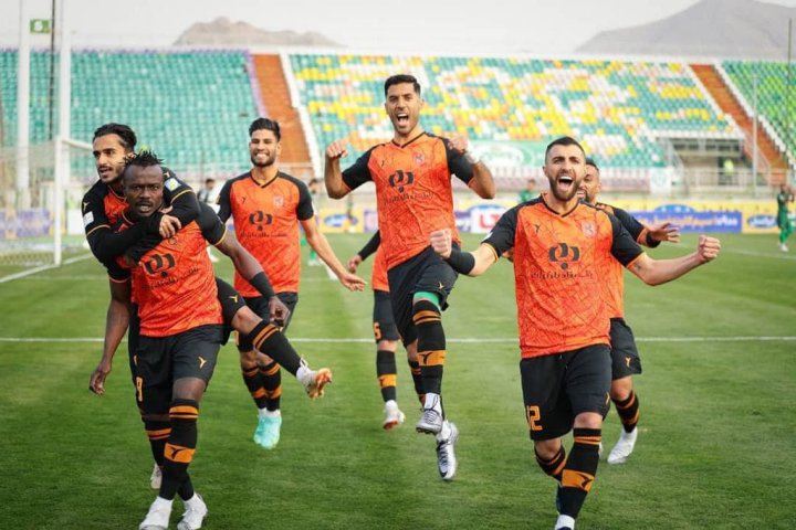 بالاتر از استقلال، چسبیده به پرسپولیس (عکس)