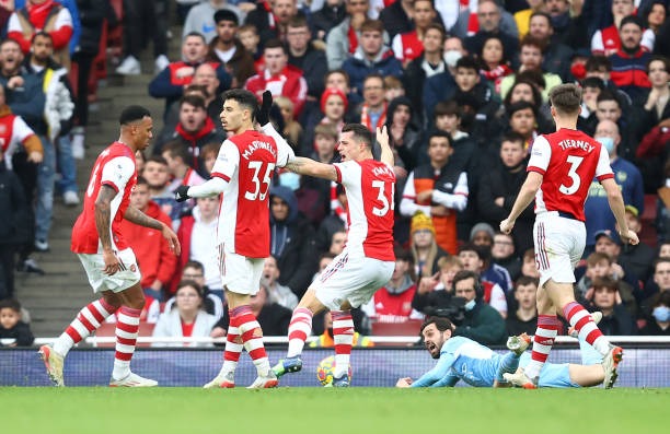 پنالتی بحث&zwnj;برانگیز و اخراج؛ دو دقیقه جنجالی (عکس)