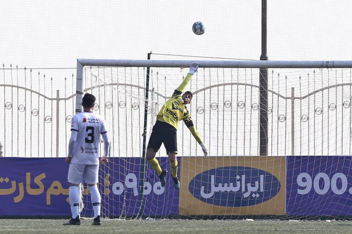 قهرمانی ملوان با جنجال داوری در غدیر