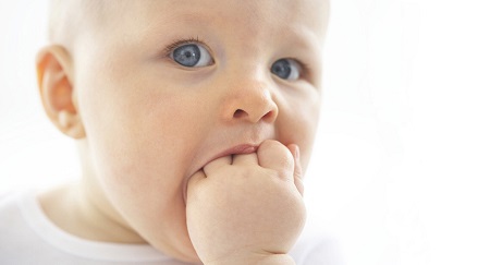3 مورد از رایج ترین چیزهایی که کودکان می توانند در دهان خود بگذارند+ راهکار