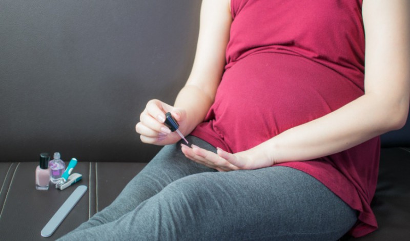 عوارض لاک زدن در بارداری را بشناسید + لاک ایمن در دوران بارداری کدام است؟