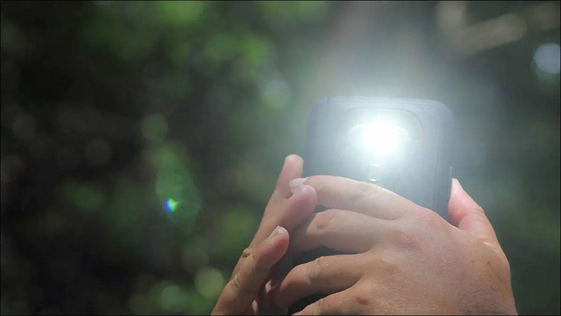 چرا نباید از گوشی موبایل به عنوان چراغ قوه استفاده کنیم؟