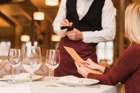 آداب سفارش رستوران: راهنمای جامع برای یک تجربه دلپذیر