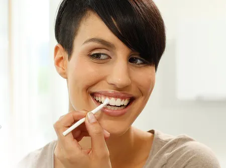 وارنیش سفید کننده دندان چیست؟ نحوه استفاده و مزایا و معایب