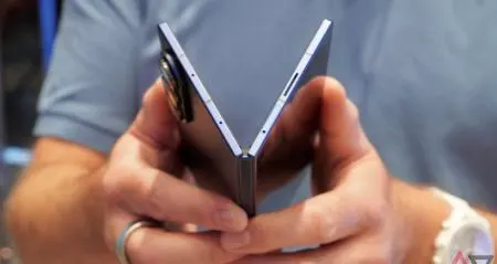 گلکسی زد فولد سامسونگ در سال ۲۰۲۶ ظاهری شبیه به آیفون فولد اپل خواهد داشت