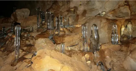 سفر به اعماق غار یخی مراد: تماشای چتر دریایی یخی در غاری شگفت انگیز