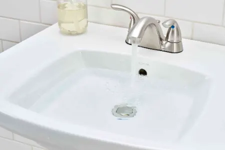 همه چیز درباره لوله فاضلاب سینک ظرفشویی؛ کاربردها و ترفندهای تمیز کردن آن