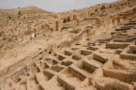 گورستان صخره ای سیراف: اثر تاریخی کهن از تمدن های ایران باستان