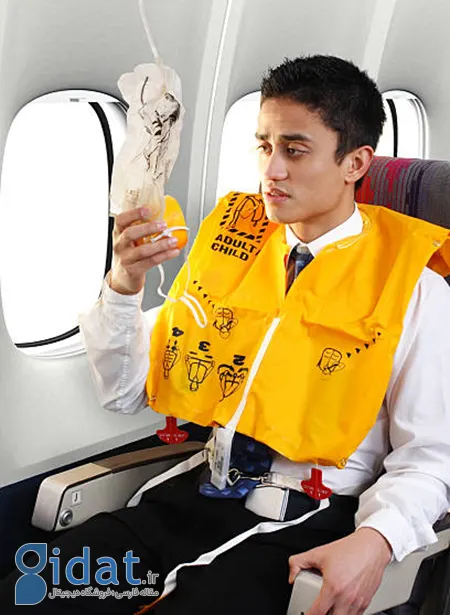 جلیقه زرد زیر صندلی؛ رازی که جان شما را در سقوط هواپیما نجات می‌دهد