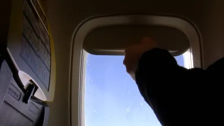  بالا بودن کرکره پنجره هواپیما در زمان پرواز و فرود