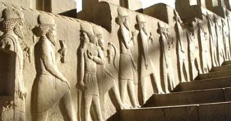 کاخ سه دری: شاهکاری از معماری هخامنشی در دل تاریخ ایران باستان