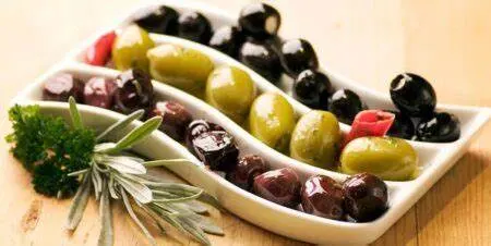 هسته گرفتن زیتون در کمتر از 30 ثانیه! ترفندهایی که نمی‌دانستید