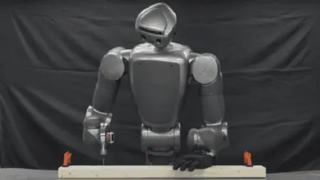 ربات انسان نمای ژاپنی با چکش و میخ کار می کند
