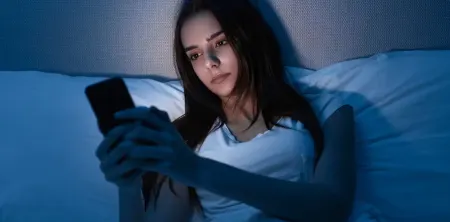 نور آبی تلفن‌های همراه، دشمن پنهان پوست ما؟