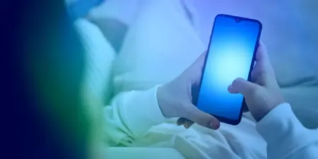 تماس مداوم با نور آبی تیرگی و چین‌وچروک بیشتر