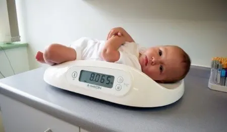 وزن کردن نوزاد تازه متولد شده