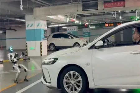 ربات انسان نمای چینی یک ماشین ۱.۵ تنی را می‌کشد