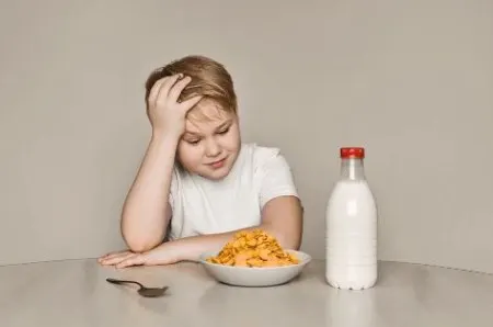 چگونه می توان فهمید که کودک به اندازه کافی غذا می خورد؟