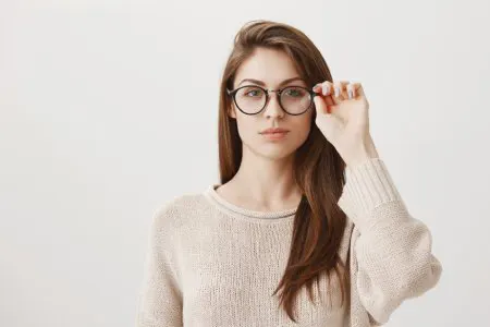 چگونه با عینک طبی جذاب تر به نظر برسید؟