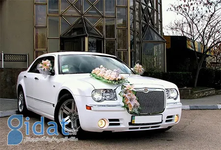 زیبایی و شکوه گل آرایی ماشین عروس با گل های بی نظیر