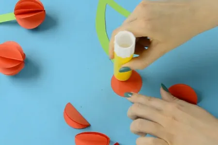 آموزش گام به گام کاردستی گیلاس کاغذی