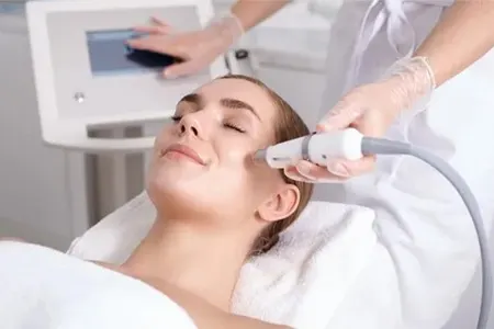 مراقبت از پوست پس از لایه‌برداری و درمان‌های تخصصی: راهنمای کامل و علمی