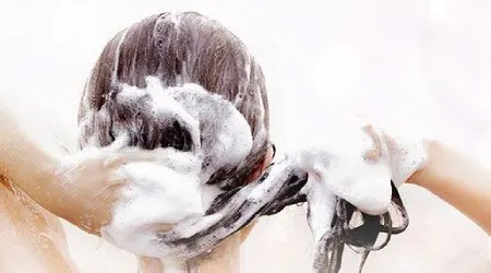 نحوه شستن موهای طبیعی برای جلوگیری از شکستگی