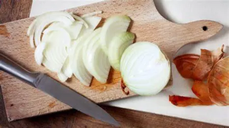 راهنمای گام به گام: چگونه یک پیاز را خلال کنیم