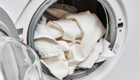 علت سفید شدن لباس ها در ماشین لباسشویی و راه های رفع آن