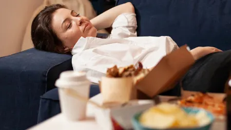 چرا دراز کشیدن بعد از غذا خوردن دشمن سلامتی شماست؟