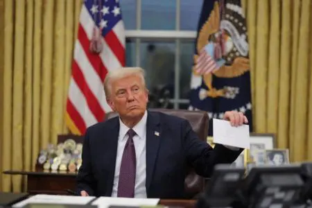 ترامپ همچنین سامسونگ و دیگر سازندگان گوشی را به اعمال تعرفه ۲۵ درصدی تهدید کرد