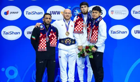 آرش یوشیدا کیست