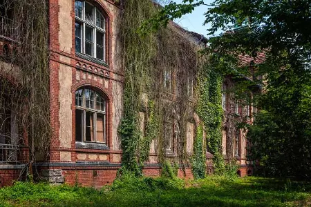 بلیتز-هیل‌اشتاتن: از درمانگاه سل تا جاذبه ارواح