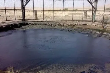 پدیده طبیعی ایلام, چشمه قیر روان