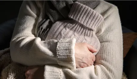 چرا همیشه سردم است؟ ۱۱ دلیل شگفت‌انگیز + راه‌حل‌های فوری