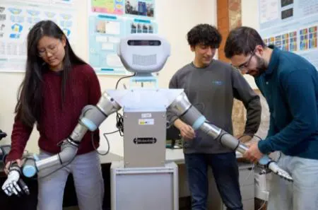 آدام، ربات خدمتکار، با مشاهده رفتار انسان‌ها یاد می‌گیرد که چگونه کارهای خانه را انجام دهد