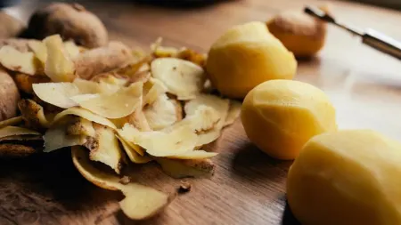 پوست سیب زمینی را دور نیندازید! یک راه حل جادویی برای تقویت گل و گیاهان