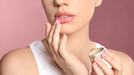 بالم لب خانگی برای خشکی لب