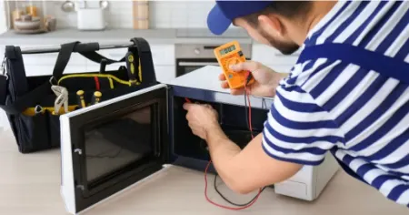 علت صدا دادن مایکروفر؛ چگونه مشکل را عیب‌یابی و تعمیر کنید؟