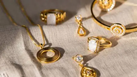 گردنبند، دستبند و سکه