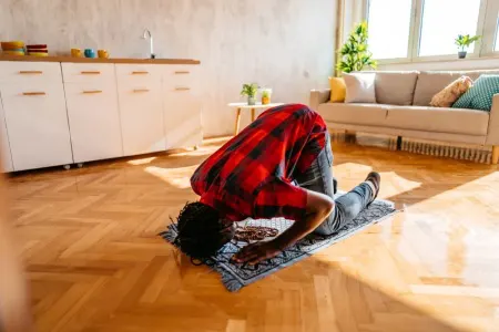 آیا نماز خواندن در مقابل عکس و نقاشی مکروه است؟