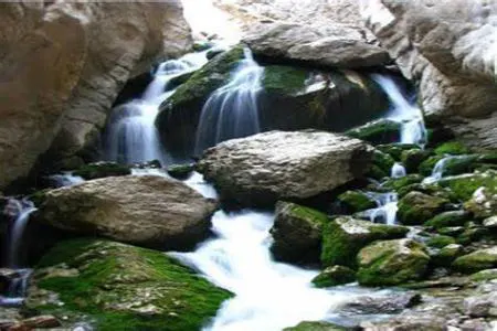 کاوش در آبشار تنگه رود قار: سفری به دل طبیعت