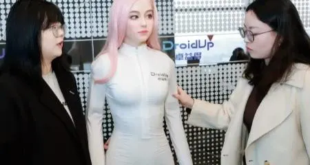 رونمایی از اولین ربات هوش مصنوعی بیومیمتیک جهان با پوست گرم و احساسات