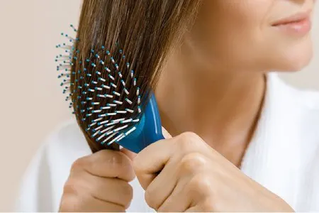 چرا موهای شما به شانه کردن حساس است؟ روش های صحیح شانه کردن و کاهش صدمات